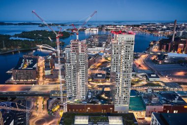 Helsinki, Finlandiya - 13 Haziran 2020: Finlandiya 'nın Kalasatama bölgesindeki ilk gökdelenlerin havadan görünüşü. Finlandiya 'nın en yüksek binaları.