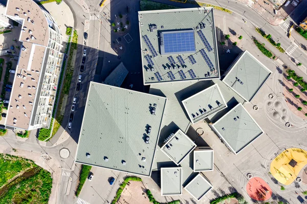Suurpelto bölgesindeki okul binasının çatısı, Espoo, Finlandiya.