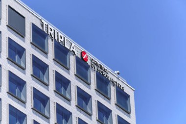 Helsinki, Finlandiya - 12 Haziran 2020: Pasila bölgesinde yepyeni bir binanın cephesi. Tripla Sokos Oteli.