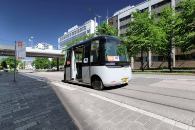Helsinki, Finlandiya - 12 Haziran 2020: FABULOS Projesi - Pasila ilçesinde şehir caddesinde kendi kendine giden otobüsü test etme.