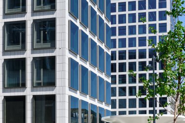 Helsinki, Finlandiya 'da modern bir binanın cephesi.