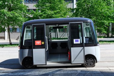 Helsinki, Finlandiya - 12 Haziran 2020: FABULOS Projesi - Pasila ilçesinde şehir caddesinde kendi kendine giden otobüsü test etme.