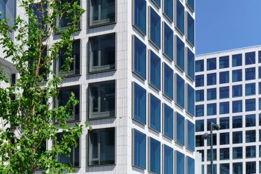 Helsinki, Finlandiya 'da modern bir binanın cephesi.