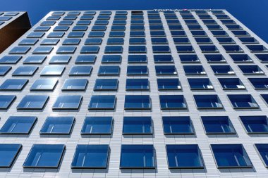 Helsinki, Finlandiya - 12 Haziran 2020: Pasila 'da yepyeni bir binanın cephesi.