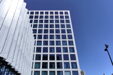 Helsinki, Finlandiya - 12 Haziran 2020: Pasila 'da yepyeni bir binanın cephesi.