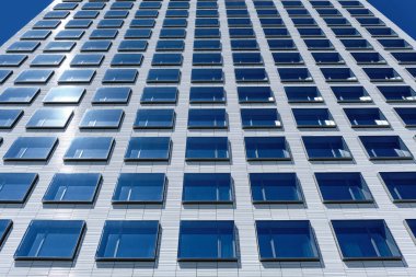 Helsinki, Finlandiya 'da modern bir binanın cephesi.