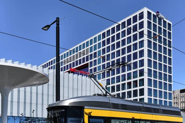 Helsinki Finlândia Junho 2020 Eléctrico Estação Perto Novo Centro Comercial — Fotografia de Stock