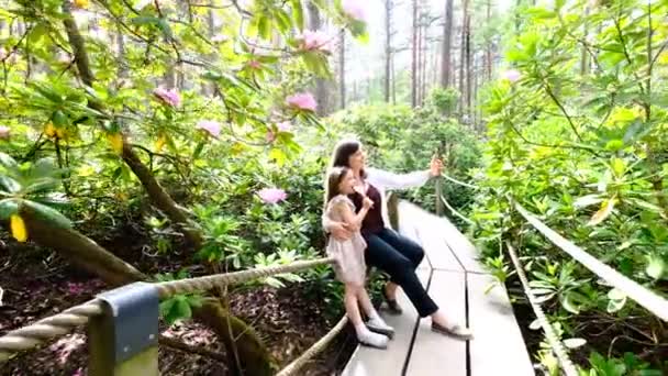 Mamá Hija Toman Una Selfie Rhododendrons Park Uno Los Lugares — Vídeo de stock