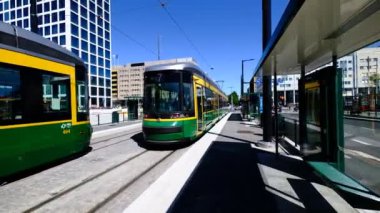 Helsinki, Finlandiya - 12 Haziran 2020: Pasila ilçesindeki yepyeni Tripla Alışveriş Merkezi yakınlarındaki istasyonda tramvay.