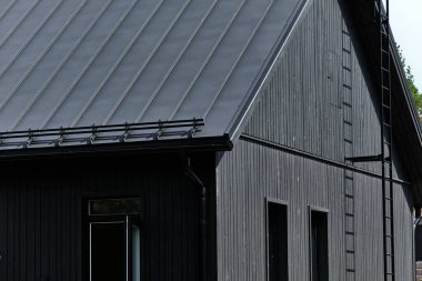 Finlandiya 'daki modern ahşap konutun tamamen siyah cephesi.