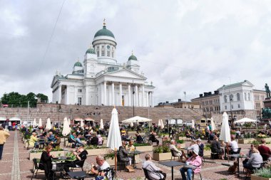 Helsinki, Finlandiya - 1 Temmuz 2020: Senato Meydanı 'ndaki restoran terasları
