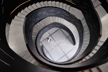 Helsinki, Finlandiya - 1 Temmuz 2020: Oodi kütüphanesinin sarmal merdiveni