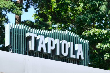 Espoo, Finlandiya - 12 Temmuz 2020: Oksitlenmiş bakırdan yapılmış Tapiola eski tabelası