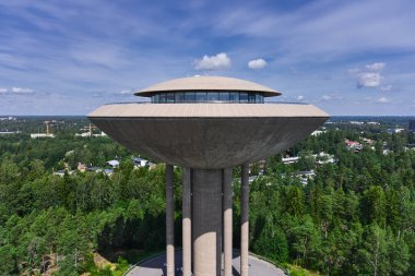 Espoo, Finlandiya - 19 Temmuz 2020: Haikarpesa su kulesinin havadan görünüşü
