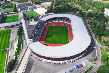 Helsinki, Finlandiya - 1 Ağustos 2020: Helsinki Olimpiyat Stadyumu yenilendikten sonra Arial görünümü.
