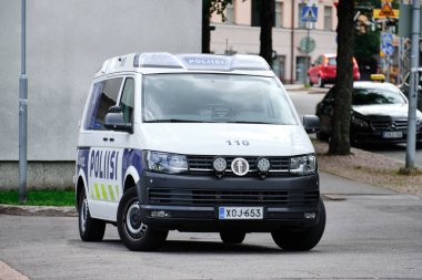 Helsinki, Finlandiya - 1 Ağustos 2020: Helsinki caddesinde Fin polis minibüsü Volkswagen.
