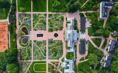 Helsinki, Finlandiya - 1 Ağustos 2020: Kaisaniemi Botanik Bahçesi 'nin havadan görünüşü.