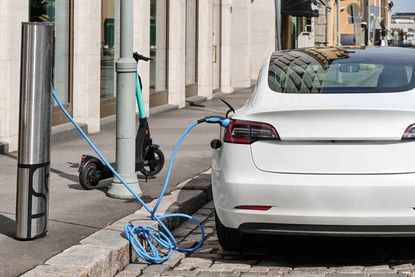 Bílé Moderní Elektrické Auto Nabíjené Městské Ulici Helsinkách Finsko — Stock fotografie