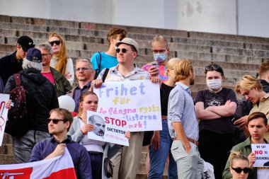 Helsinki, Finlandiya - 11 Ağustos 2020: Senato Meydanı 'nda Beyaz Rusya ile Dayanışma Gösterisi.