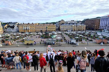 Helsinki, Finlandiya - 11 Ağustos 2020: Senato Meydanı 'nda Beyaz Rusya ile Dayanışma Gösterisi.