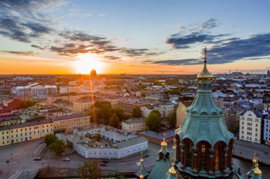 Uspenski Katedrali 'nin hava manzarası, Aziz Nicholas Kilisesi, arka planda güzel bir günbatımı, Helsinki, Finlandiya.