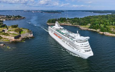 Gemi feribotu Helsinki 'den kalkmakta ve Finlandiya' nın Suomenlinna adası yakınlarına taşınmaktadır. Hava görünümü.