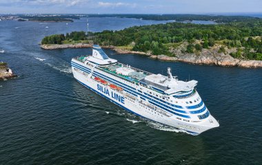 Helsinki, Finlandiya - 15 Ağustos 2020: MS Silja Serenade feribotu Helsinki 'den kalkıyor. Hava görüntüsü. MS Silja Serenade Estonya 'nın Tallink Grupp gemicilik şirketine ait bir gemicilik şirketi.