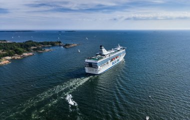 Helsinki, Finlandiya - 15 Ağustos 2020: MS Silja Serenade feribotu Helsinki 'den kalkıyor. Hava görüntüsü. MS Silja Serenade Estonya 'nın Tallink Grupp gemicilik şirketine ait bir gemicilik şirketi.