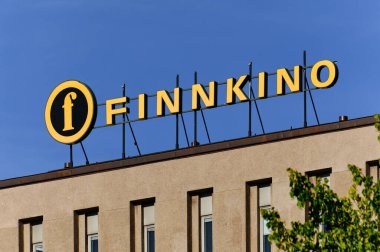 Helsinki, Finlandiya - 15 Ağustos 2020: Binanın çatısında Finnkino imzası. Finnkino Oy, Fin film dağıtımcısı ve Finlandiya 'nın en büyük sinema zinciri..
