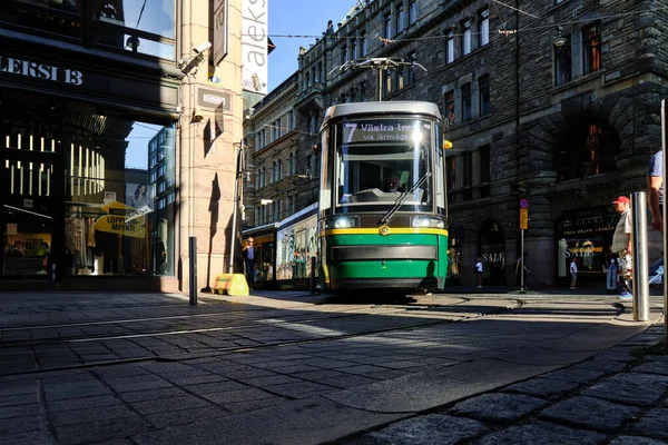 Хельсинки Финляндия Августа 2020 Года Трамвай Skoda Поворачивает Улицы Aleksanterinkatu — стоковое фото