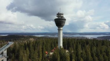 Kuopio, Finlandiya - 28 Nisan 2020: Puijo kulesinin havadan görünüşü.