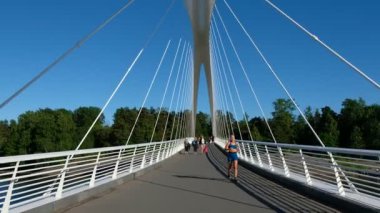 Helsinki, Finlandiya - 21 Haziran 2020: Büyükbaba Köprüsü (Isoisansilta). Helsinki 'deki yaya köprüsü. İnsanlar köprüde yürür.