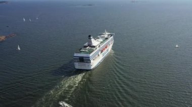 Helsinki, Finlandiya - 15 Ağustos 2020: MS Silja Serenade feribotu Helsinki 'den kalkıyor. Hava görüntüsü. MS Silja Serenade Estonya 'nın Tallink Grupp adlı gemicilik şirketine ait bir feribot.