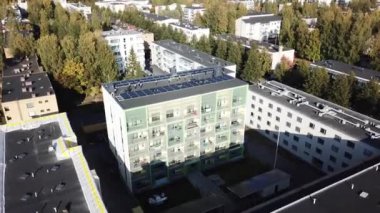 Finlandiya 'daki apartmanın çatısındaki güneş panellerinin hava görüntüsü.