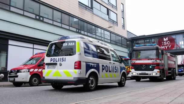 フィンランドのJoensuu September 2019 ショッピングモールの近くの消防車と警察の車 — ストック動画
