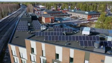 Günümüz Finlandiya 'sındaki apartmanın çatısındaki güneş panellerinin havadan görünüşü.