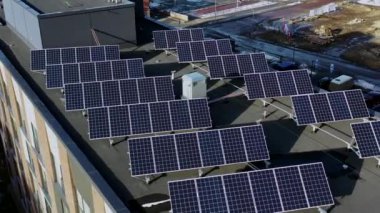 Günümüz Finlandiya 'sındaki apartmanın çatısındaki güneş panellerinin havadan görünüşü.