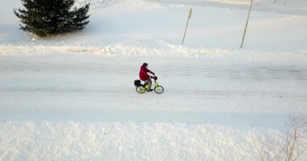 Der Mann Ist Winter Mit Dem Fahrrad Auf Der Stadtstraße — Stockvideo