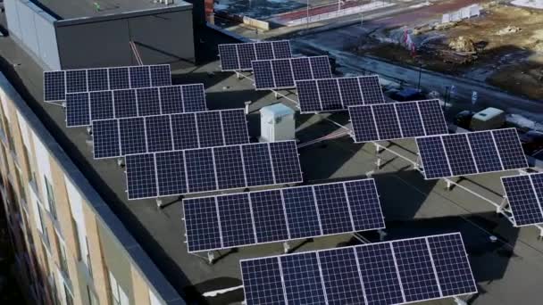 Vista Aérea Dos Painéis Solares Telhado Moderno Edifício Apartamentos Finlândia — Vídeo de Stock