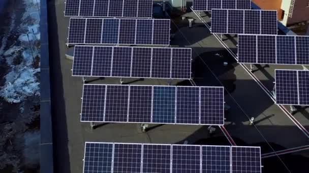 Vista Aérea Los Paneles Solares Techo Del Moderno Edificio Apartamentos — Vídeos de Stock