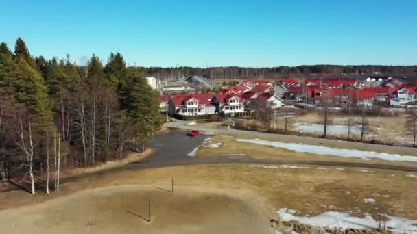 新しい住宅街の空中ビュー フィンランドのJoensuuに赤い屋根を持つ多くの独自の家 春の街並み — ストック動画