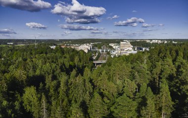Finlandiya 'nın güneşli yaz gününde Espoo merkezinin hava manzarası.