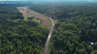 Yüksek hızlı banliyö treni Finlandiya 'nın Espoo kentindeki kırsal kesimde demiryolunda hareket eder..
