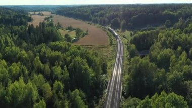 Yüksek hızlı şehirlerarası tren Finlandiya 'nın Espoo kentindeki kırsal kesimde demiryolunda hareket eder..