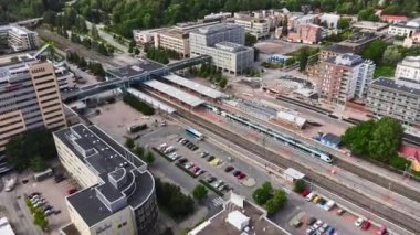 Finlandiya 'daki Espoo Merkez tren istasyonunun hiperlapse hava görüntüsü.