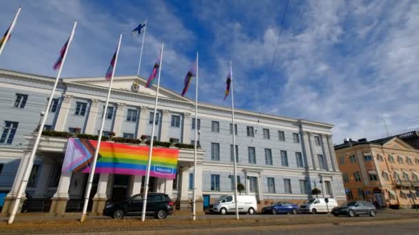 Ελσίνκι Φινλανδία Σεπτεμβρίου 2020 Σημαία Της Υπερηφάνειας Στην Πρόσοψη Του — Αρχείο Βίντεο
