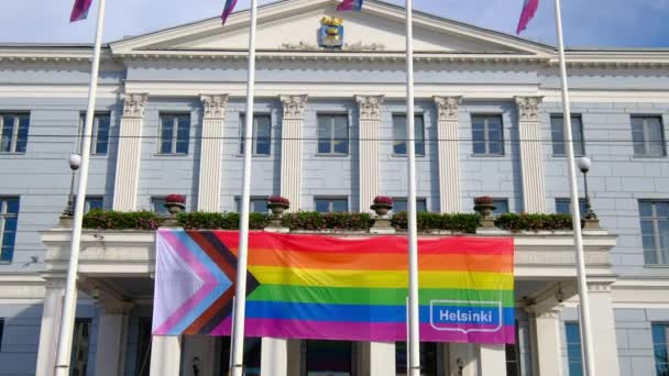 Ελσίνκι Φινλανδία Σεπτεμβρίου 2020 Σημαία Της Υπερηφάνειας Στην Πρόσοψη Του — Αρχείο Βίντεο