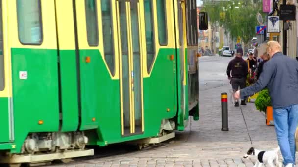 Helsinki Finlande Septembre 2020 Tramway Vert Classique Descend Dans Rue — Video