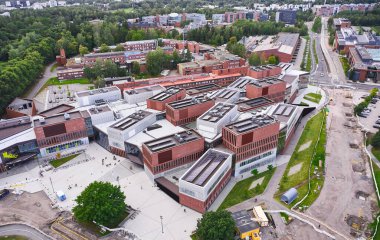 Espoo, Finlandiya - 11 Eylül 2020: Yepyeni Aalto Üniversitesi kampüsünün havadan görüşü. Modern İskandinav mimarisi.