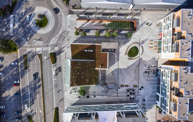 Espoo, Finlandiya - 11 Eylül 2020: Urheilupuisto metro istasyonu ve istasyonun etrafındaki yepyeni bölge. Modern Kuzey mimarisi..